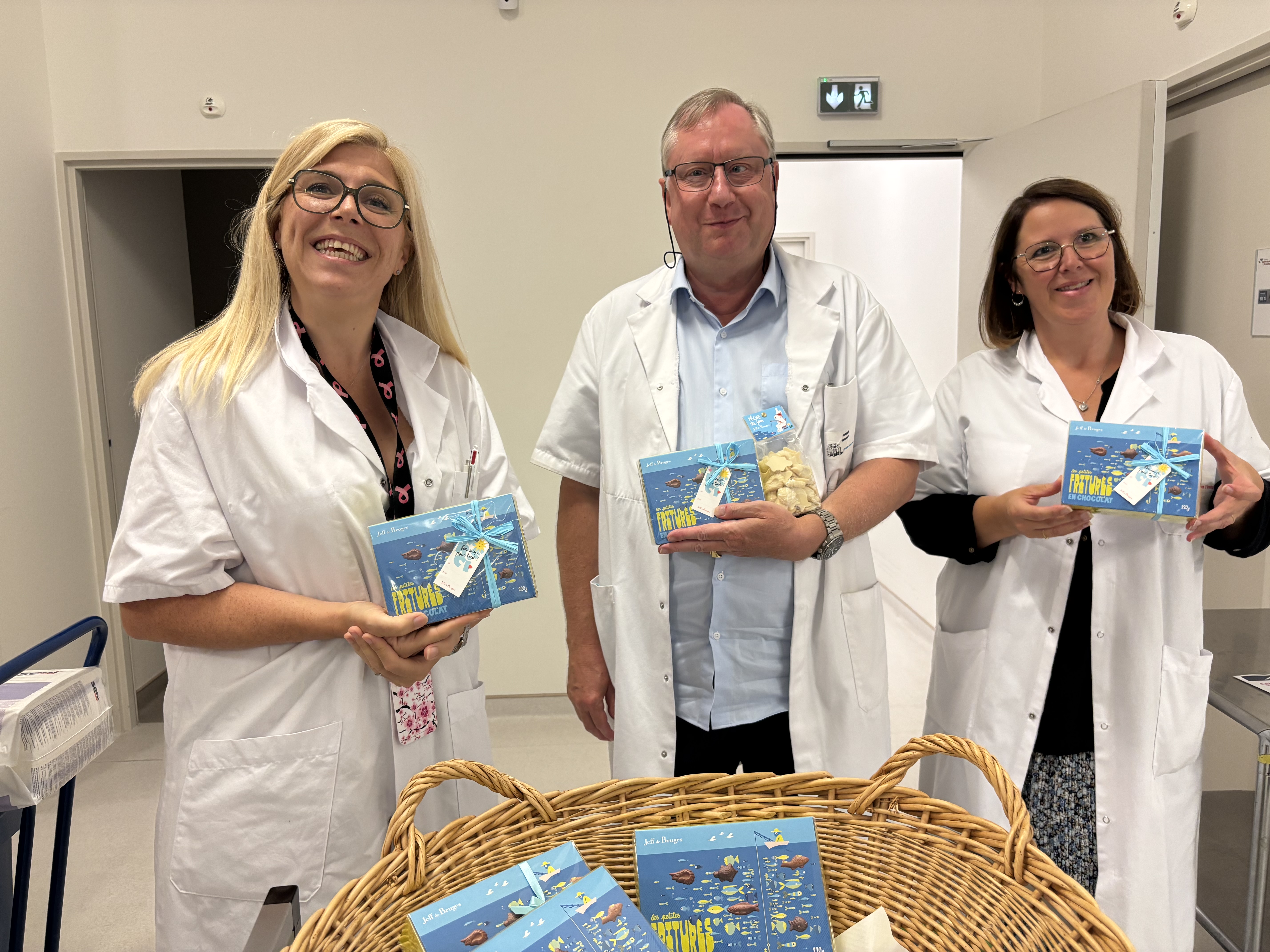 Les P'tits Doudous de Melun et Jeff de Bruges offrent des chocolats aux équipes de la Clinique Saint-Jean l'Ermitage